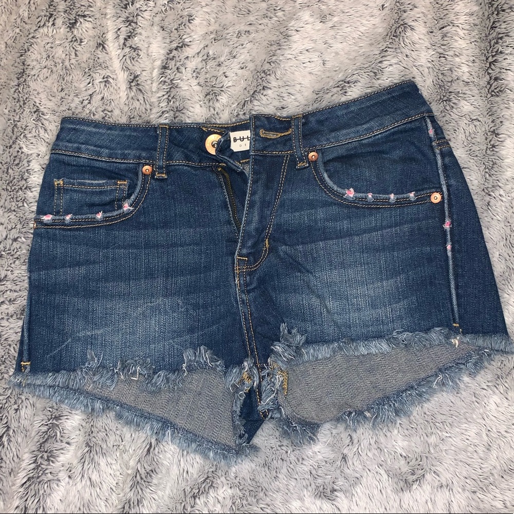 Jean shorts with pink detailing on pockets